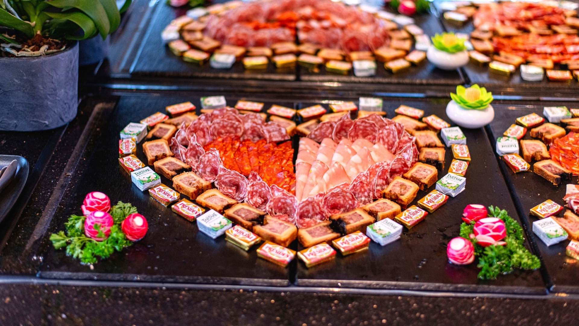 Buffet varié de plats internationaux