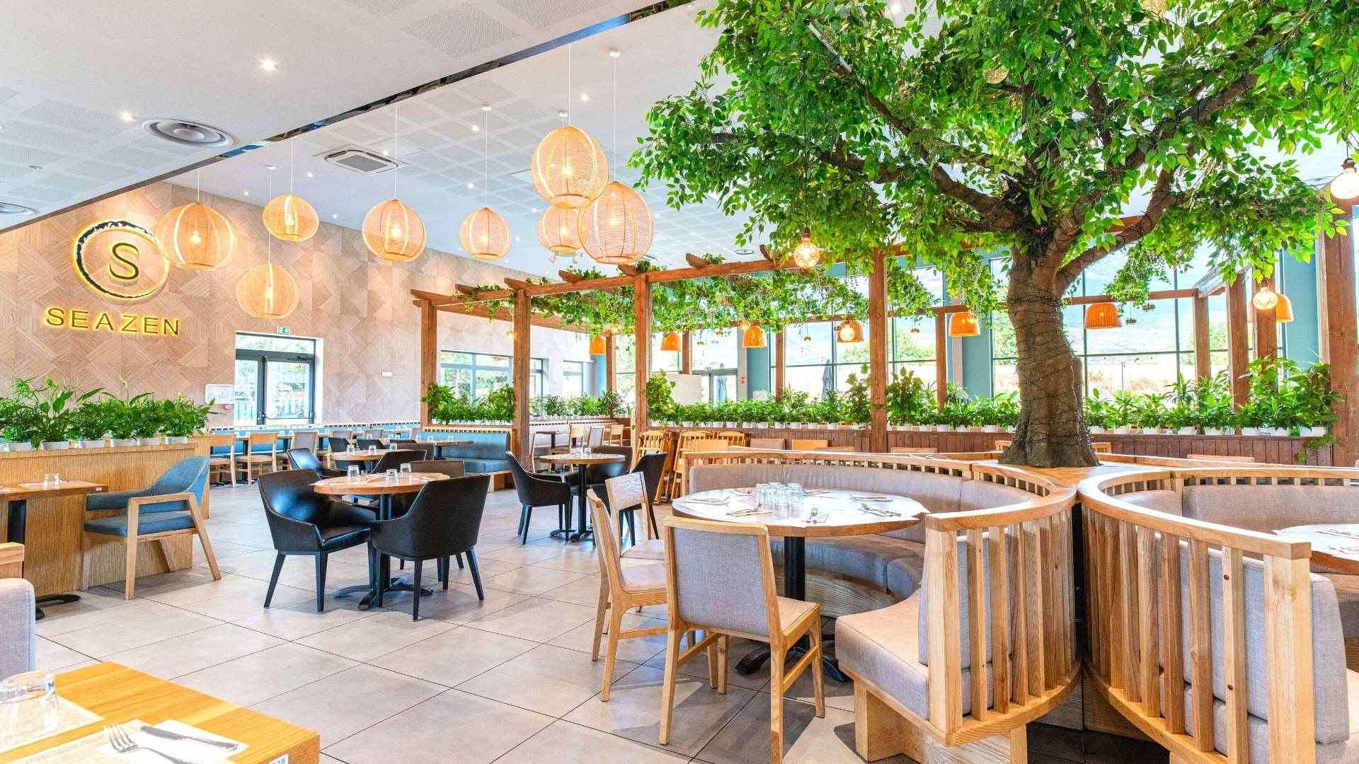 Salle élégante tamisée avec touches dorées